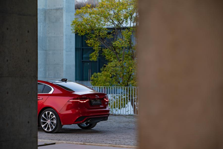  Jaguar XE L P250 HSE R-Dynamic 2019 года  (CN) (фото 14 из 31)